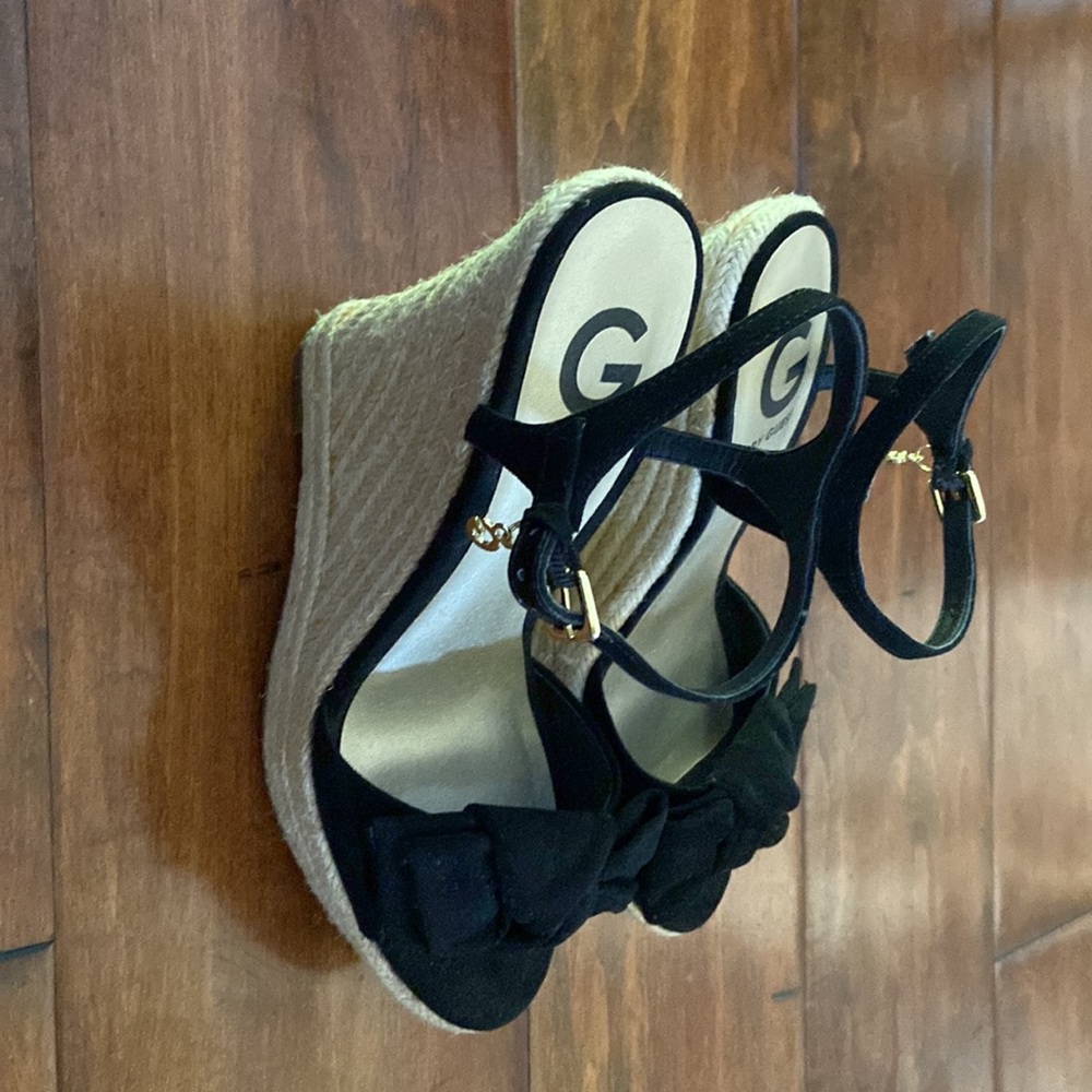 Guess women size 7 wedge sandal - Picture 4 of 8